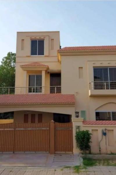 Beautiful House 12 marla Near Park Janipar Block Bahria Town 