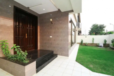 1 Kanal Modern Design Bungalow For Sale hot Location Reasonable