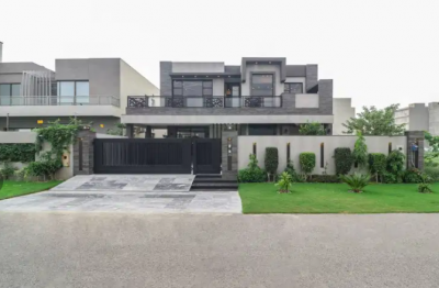 1 Kanal Modern Design Bungalow Close To Main Boulevard