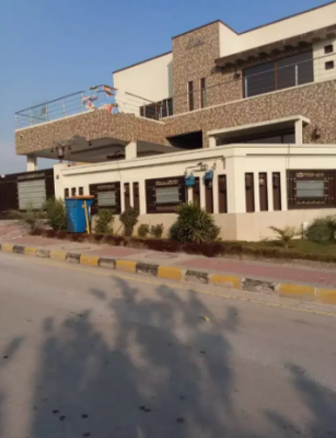 Bahria town phase, Tripple story kanal house, investor rate 4.40cror