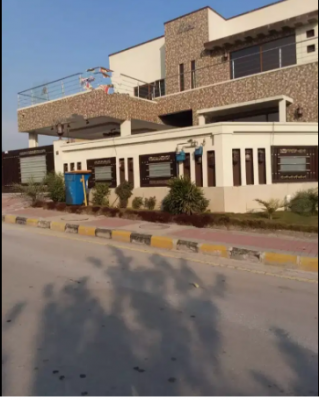 Bahria town phase, Tripple story kanal house, investor rate 4.40cror